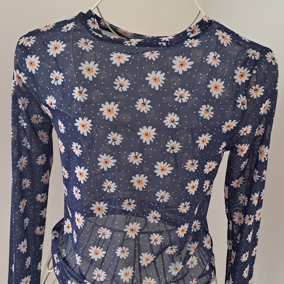 Sheer, floral top, size Medium. - Picture 5 of 5